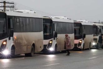 قافلة مساعدات تصل أوكرانيا ونقل مدنيين إلى روسيا بموجب تهدئة محلية