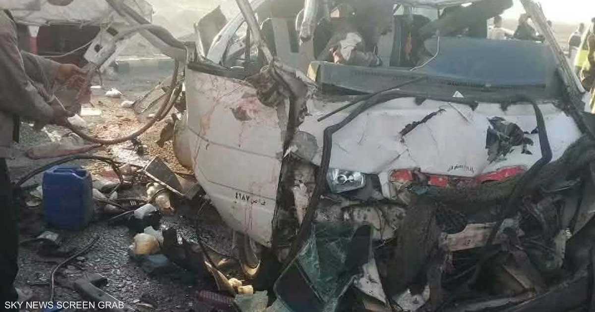 حادث مروري يودي بحياة 9 عمال وإصابة 25 آخرين على الطريق الأوسطي