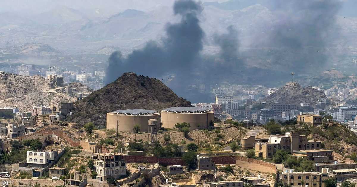 الغارات الجوية تستهدف مواقع المجموعة في تعز ولحج وتبادل الأعمال العسكرية يستمر
