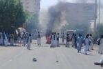 محتجون يغلقون طرق بورتسودان مطالبين باعتقال متهم بجريمة قتل بشعة.