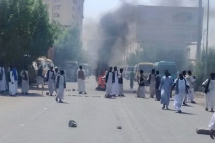 محتجون يغلقون طرق بورتسودان مطالبين باعتقال متهم بجريمة قتل بشعة.