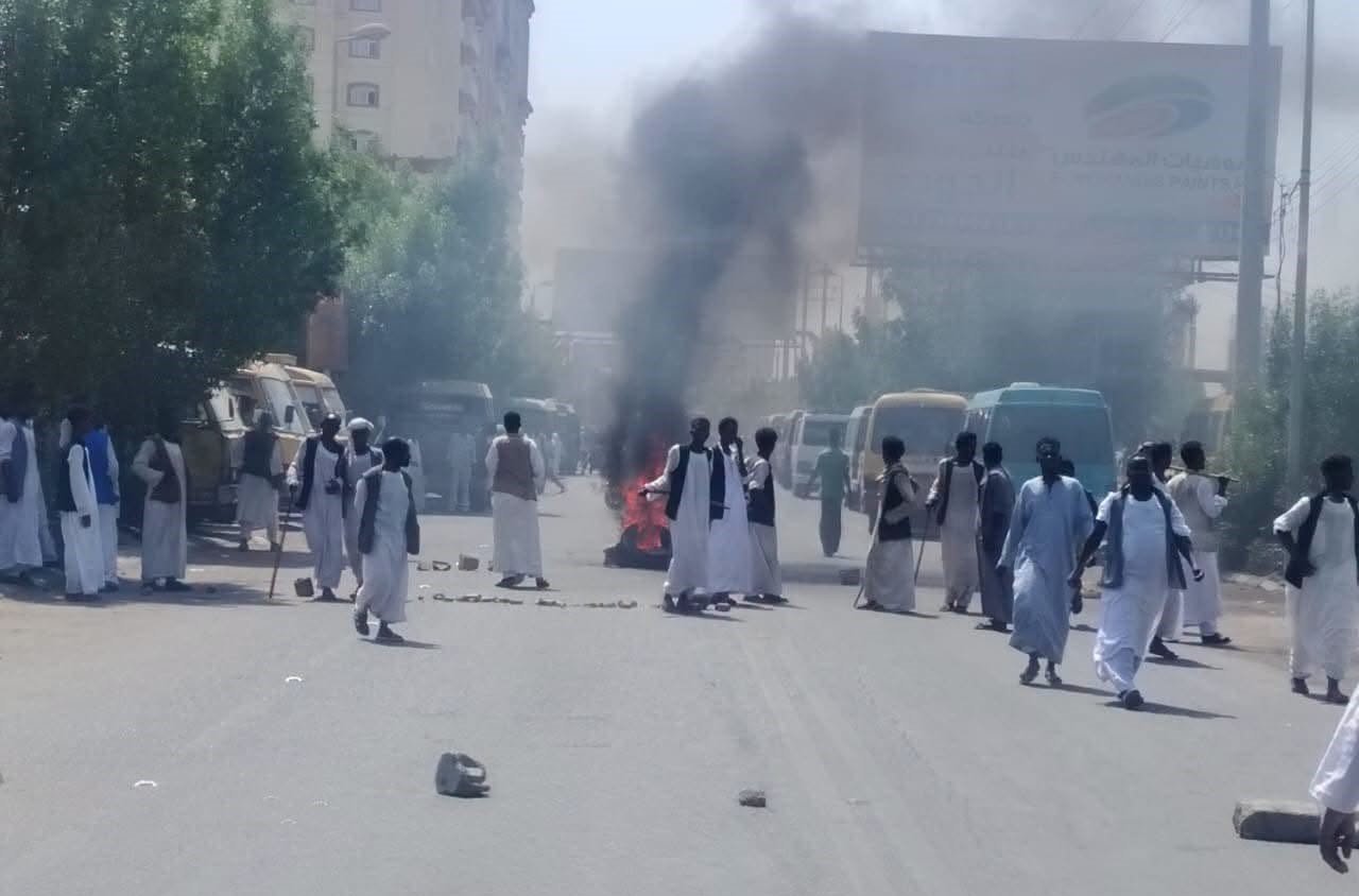 محتجون يغلقون طرق بورتسودان مطالبين باعتقال متهم بجريمة قتل بشعة.