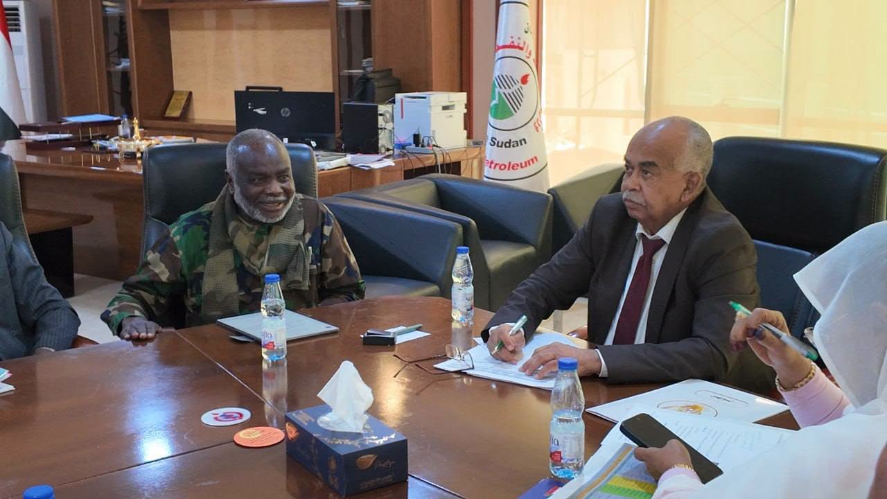 وزير الطاقة يبحث مع وزير المالية ومحافظ البنك المركزي موقف إمداد البلاد بالمنتجات البترولية