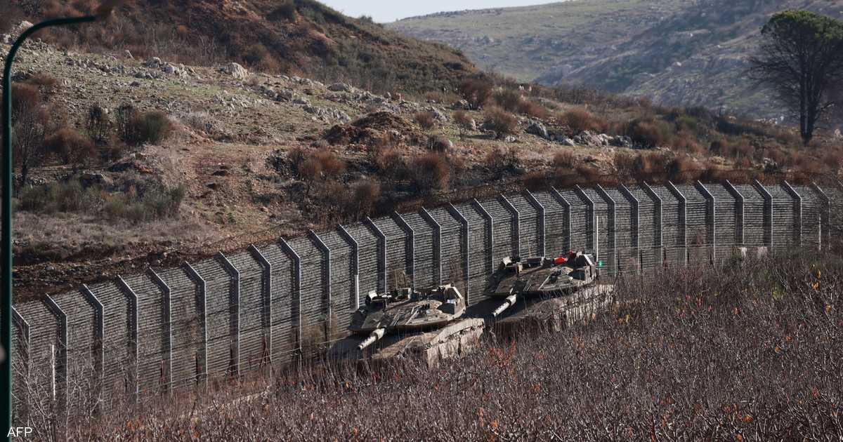 القوات الإسرائيلية تفتتح ساتراً ترابياً جديداً على خط فصل الأراضي السورية.
