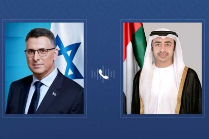 الشيخ عبدالله بن زايد ووزير خارجية دولة إسرائيل يتبادلان وجهات النظر بشأن تطورات المنطقة ويطمئنان على سلامة ركاب رحلة فلاي دبي المتأثرة بالحادث الأمني.