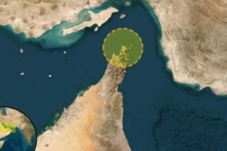 إصابة ناقلة نفط بمقذوف فوق خط المياه وتحقيق السلطات في الواقعة
