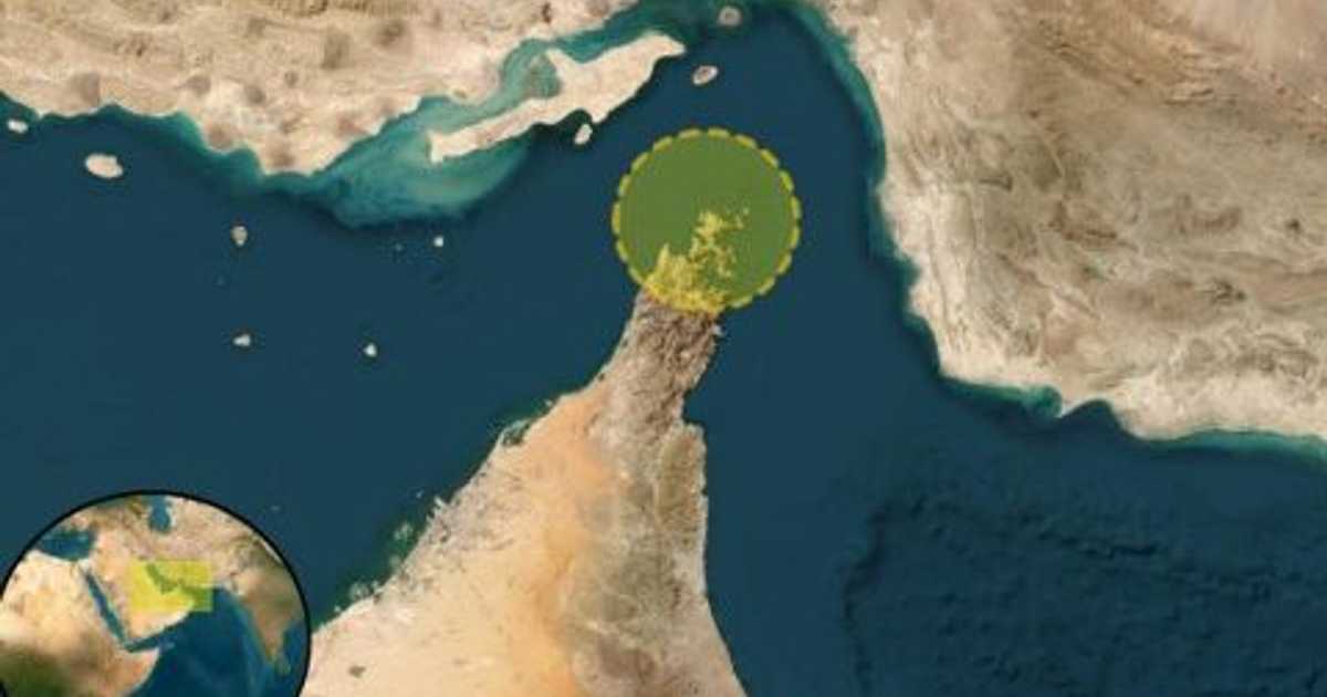 إصابة ناقلة نفط بمقذوف فوق خط المياه وتحقيق السلطات في الواقعة