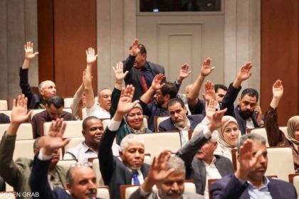 جلسة برلمانية تجمد عمل رئاسة المجلس وتفتح الباب لتغيير القيادة الجديدة.
