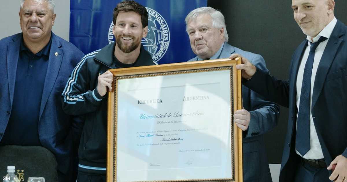 ميسي يختم مسيرته الدولية بوضع يده على الشهادة قبل مباراة وداع الأرجنتين وبنين