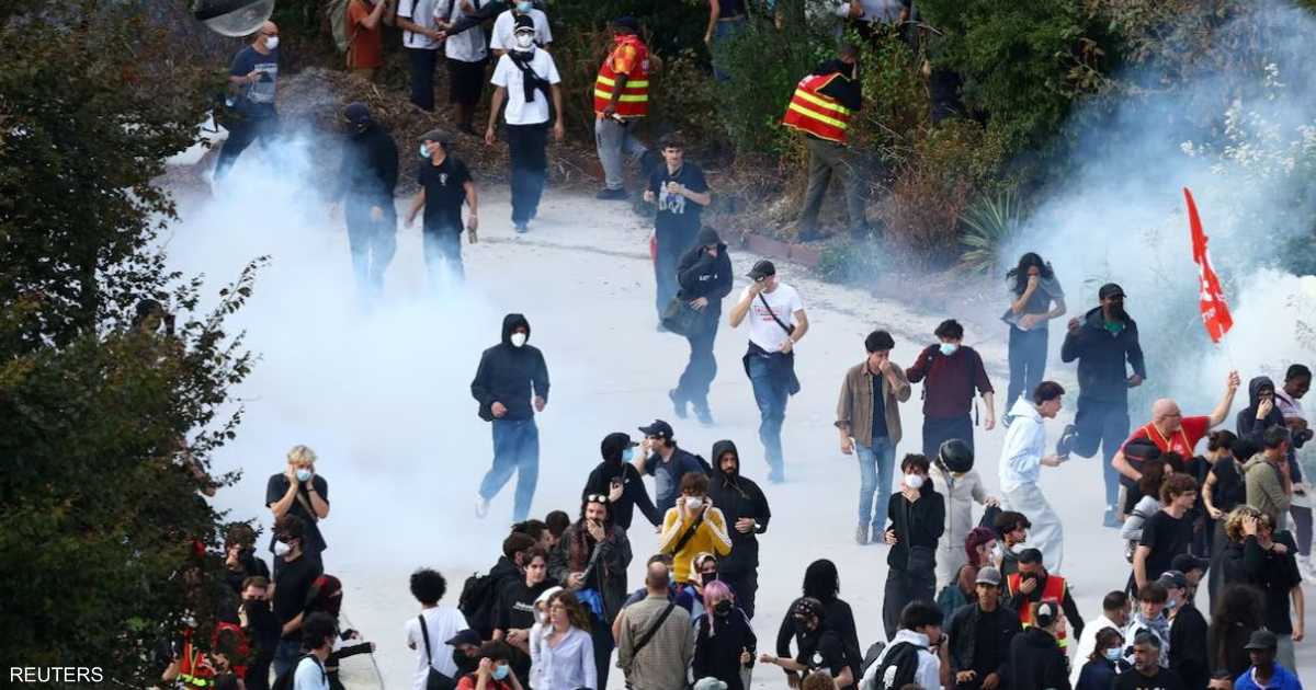 الاشتباكات الفرنسية تودي بجرحى من المراهقين وموظفي المدارس والشرطة