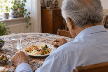 انخفاض الشهية مع التقدم في العمر يرتبط بمجموعة متداخلة من العوامل الجسدية والاجتماعية.