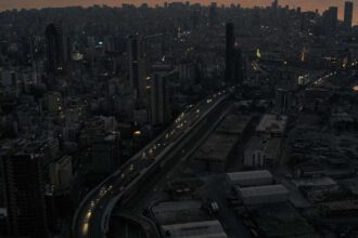 الوزير اللبناني للطاقة يعلق مشاركته في مجلس الوزراء بسبب أزمة الطاقة