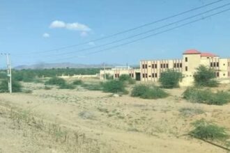 نداء عاجل لسائقي الشاحنات بعد عمليات سرقة مسلحة على طريق البحر الأحمر