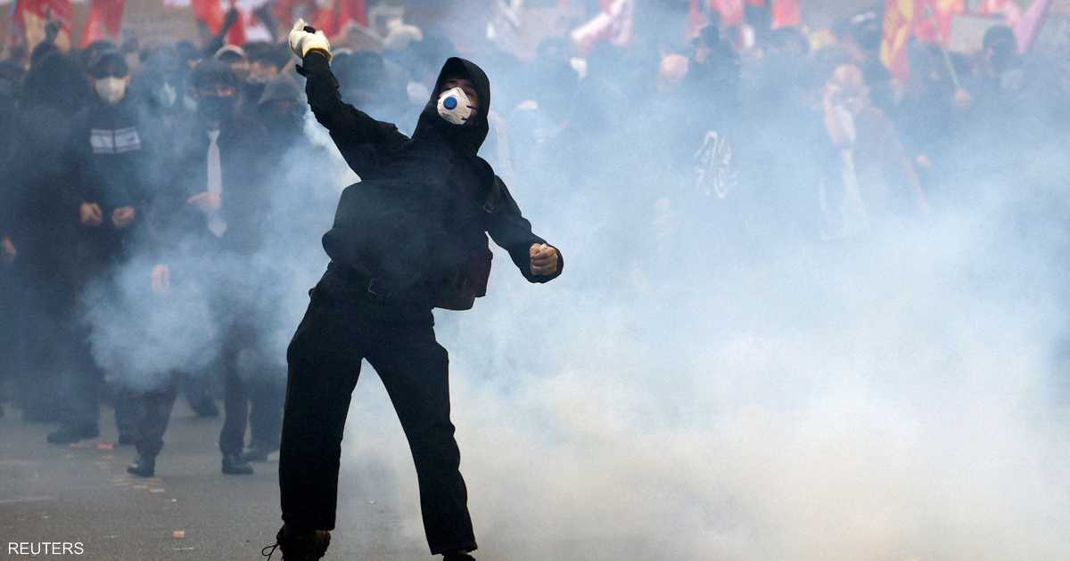 تعليق استخدام القنابل الصوتية في احتجاجات طلاب الثانوية الفرنسيين بعد بتر يد متظاهر