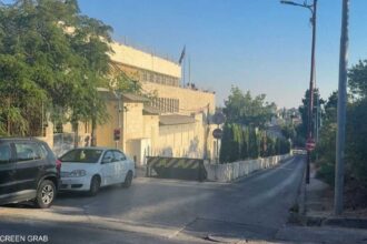 القنصلية البريطانية تزيل لوحاتها في القدس وسط تدهور العلاقات مع إسرائيل