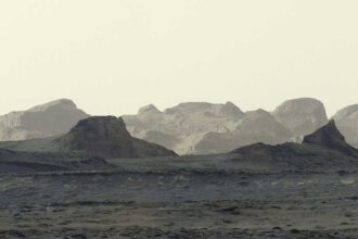 كيوريوسيتي يلتقط صورة تكوينات صخرية شاهقة على المريخ قبل مليارات السنين