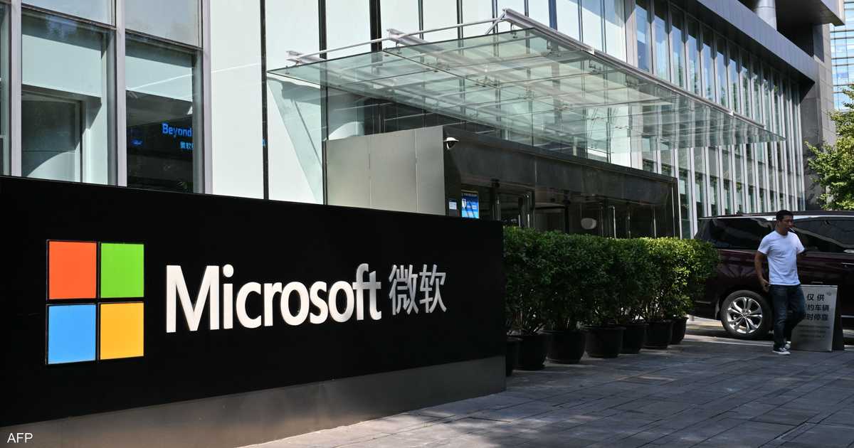 مايكروسوفت تطلق كمبيوتر سيرفيس ألترا لتشغيل الذكاء الاصطناعي محلياً ضد أبل.