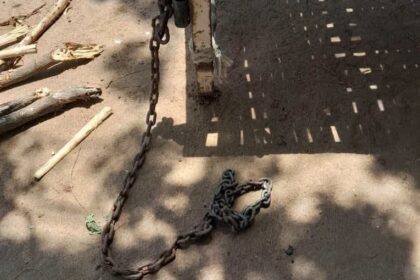 شرطة الحصاحيصا توقف أب بتهمة تعذيب أبنائه القصر بالسلاسل والجنازير.