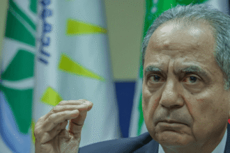اعتكاف وزير الطاقة مطالبته بتأمين التمويل وتسديد المستحقات وتنفيذ اتفاقيات الغاز لإنقاذ ملف الكهرباء الحسبي في لبنان.