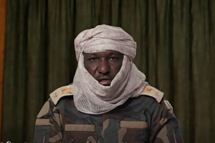 مقدم الدعم السريع محمد أزرق فنجري ينشق وينضم للجيش السوداني رفقة 300 عنصر و30 عربة.