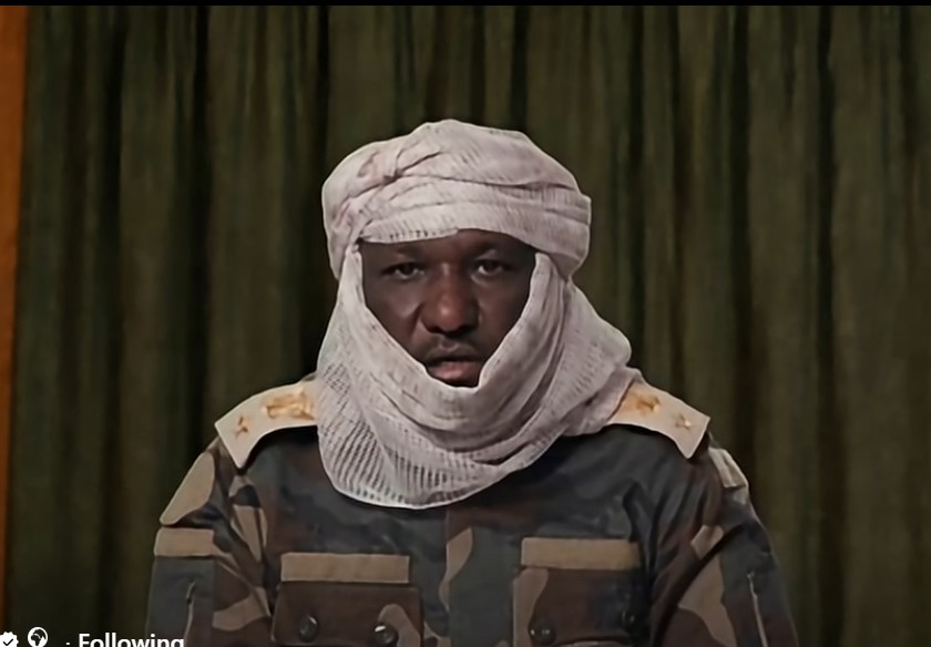 مقدم الدعم السريع محمد أزرق فنجري ينشق وينضم للجيش السوداني رفقة 300 عنصر و30 عربة.