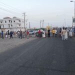 طلاب داخلية هيئة الموانئ يقطعون طريقاً رئيسياً احتجاجاً على تردي الخدمات وعدم الاستجابة لمطالبهم.