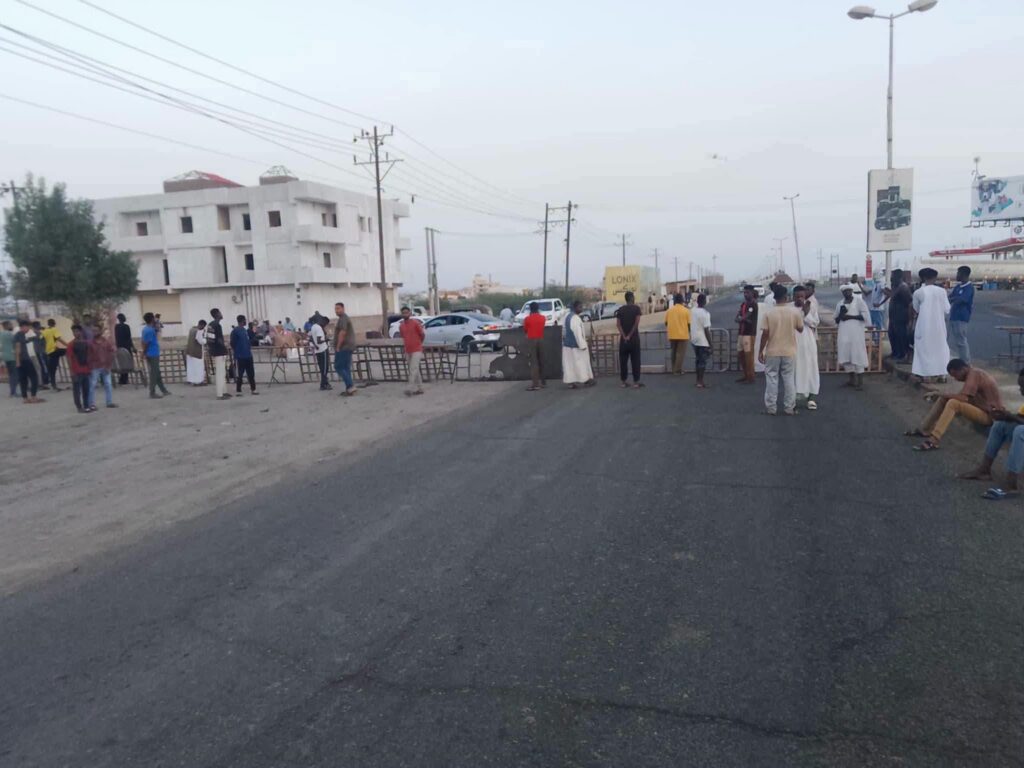 طلاب داخلية هيئة الموانئ يقطعون طريقاً رئيسياً احتجاجاً على تردي الخدمات وعدم الاستجابة لمطالبهم.