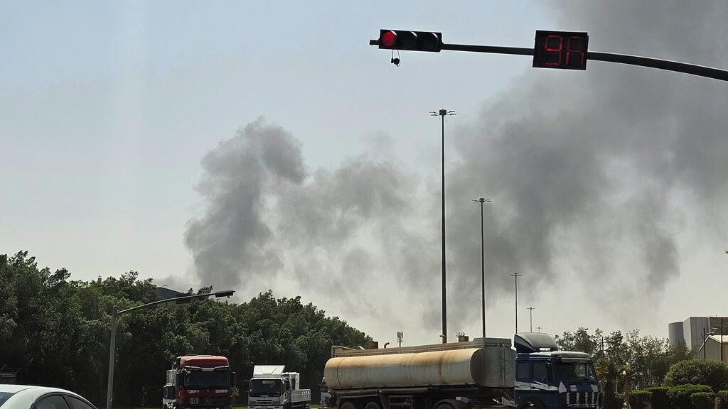 صاروخ باليستي يسبب أضراراً في الرياض بعد اعتراضه بواسطة الدفاعات السعودية