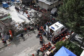 انهيار مبنى في إسطنبول يودي بحياة 5 أشخاص وإخراج 14 آخرين من تحت الأنقاض