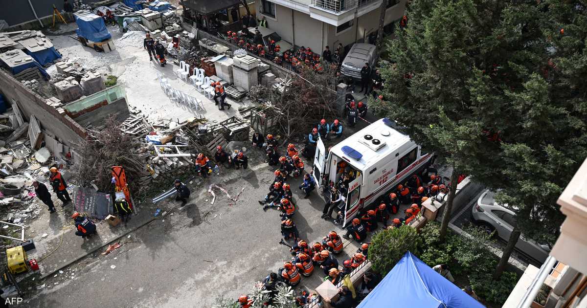 انهيار مبنى في إسطنبول يودي بحياة 5 أشخاص وإخراج 14 آخرين من تحت الأنقاض