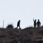 مستوطنون يعتدين على فلسطيني وسرقوا مركبته في الضفة الغربية