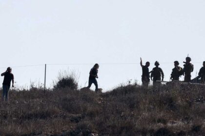 مستوطنون يعتدين على فلسطيني وسرقوا مركبته في الضفة الغربية