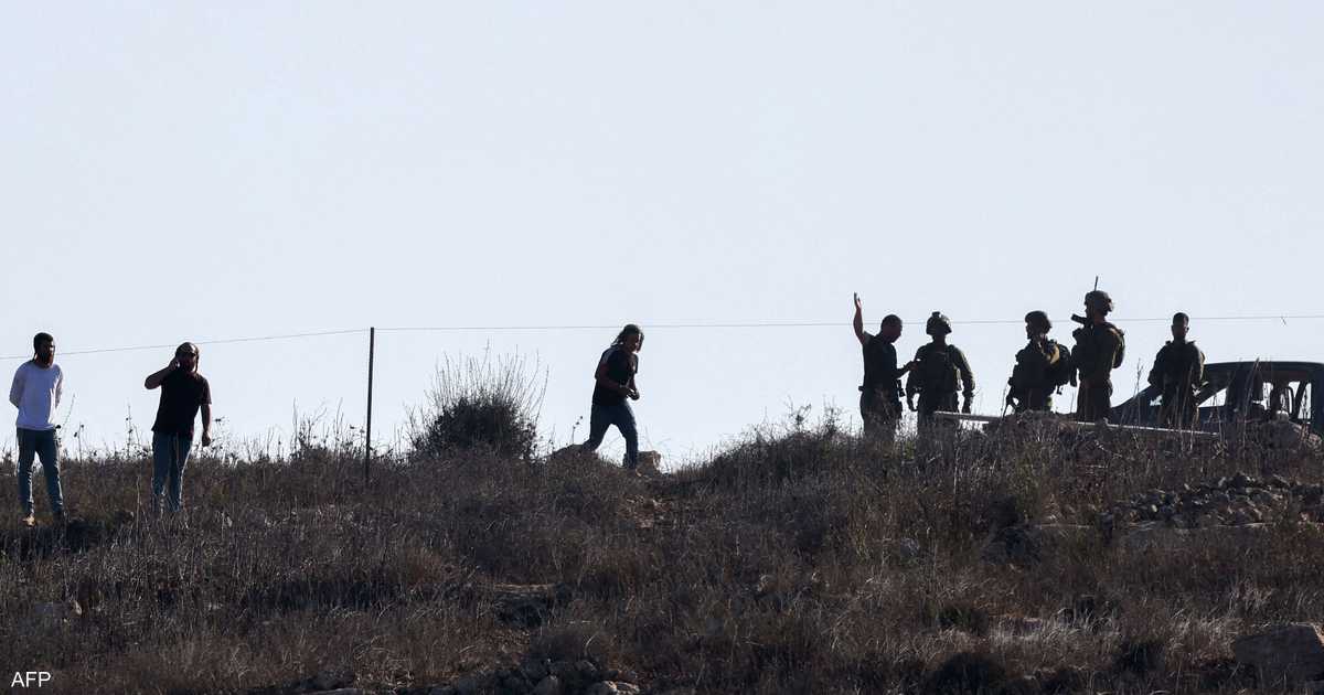 مستوطنون يعتدين على فلسطيني وسرقوا مركبته في الضفة الغربية