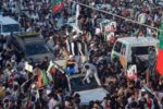 مطالب الإفراج عن خان تتلاقى مع اعتراض حكومة الإقليم على العمليات العسكرية في خيبر بختونخوا خلال المسيرة الاحتجاجية.