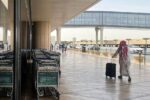 الهجوم على مطار الرياض يتصدر إدانات دولية وإقليمية بعد وقوع إصابات وفيات مدنية.