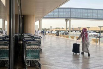 الهجوم على مطار الرياض يتصدر إدانات دولية وإقليمية بعد وقوع إصابات وفيات مدنية.