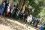 تشارك خريجو مدرسة الصداقة السودانية التشادية في حملة نظافة للمدرسة.