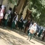 تشارك خريجو مدرسة الصداقة السودانية التشادية في حملة نظافة للمدرسة.