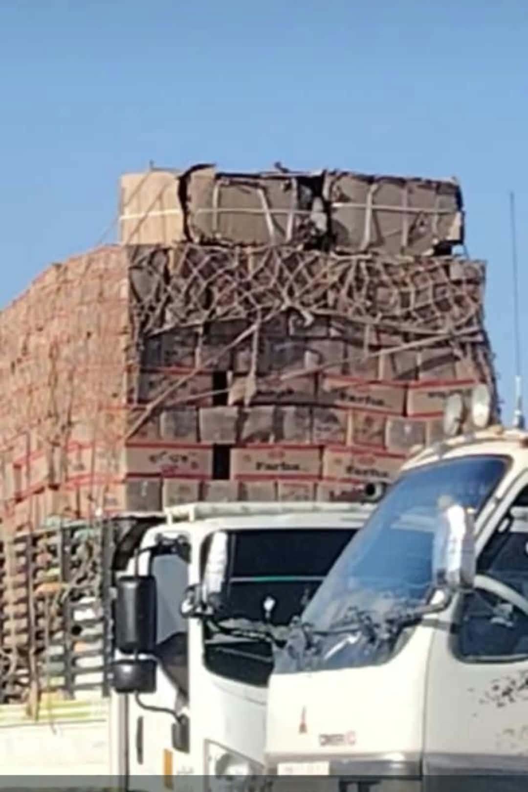 المواطنون المحتجون يحجزون شاحنة محظورة في معبر أشيكت ويطالبون بالتحقيق في التجاوزات.